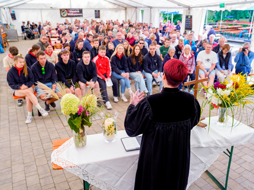 Gottesdienst im Festzelt – Kerwa auf die entspannte Tour Gottesdienst im Festzelt – Kerwa auf die entspannte Tour